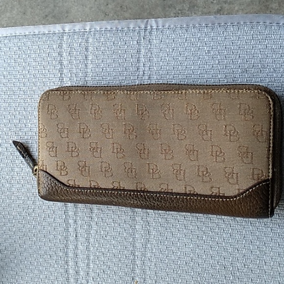 Dooney & Bourke Handbags - Dooney & Bourke Wallet